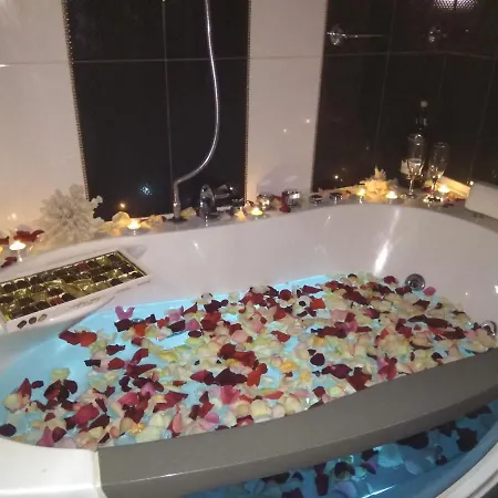 Home In Center With Jacuzzi Ивано-Франковск Экстерьер фото